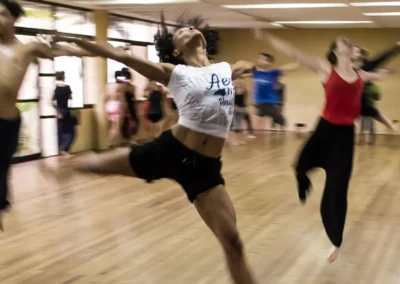 Grupo de bailarines ensayando en una sala de baile en alquiler en Valencia