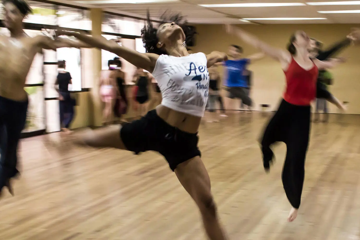 Grupo de bailarines ensayando en una sala de baile en alquiler en Valencia