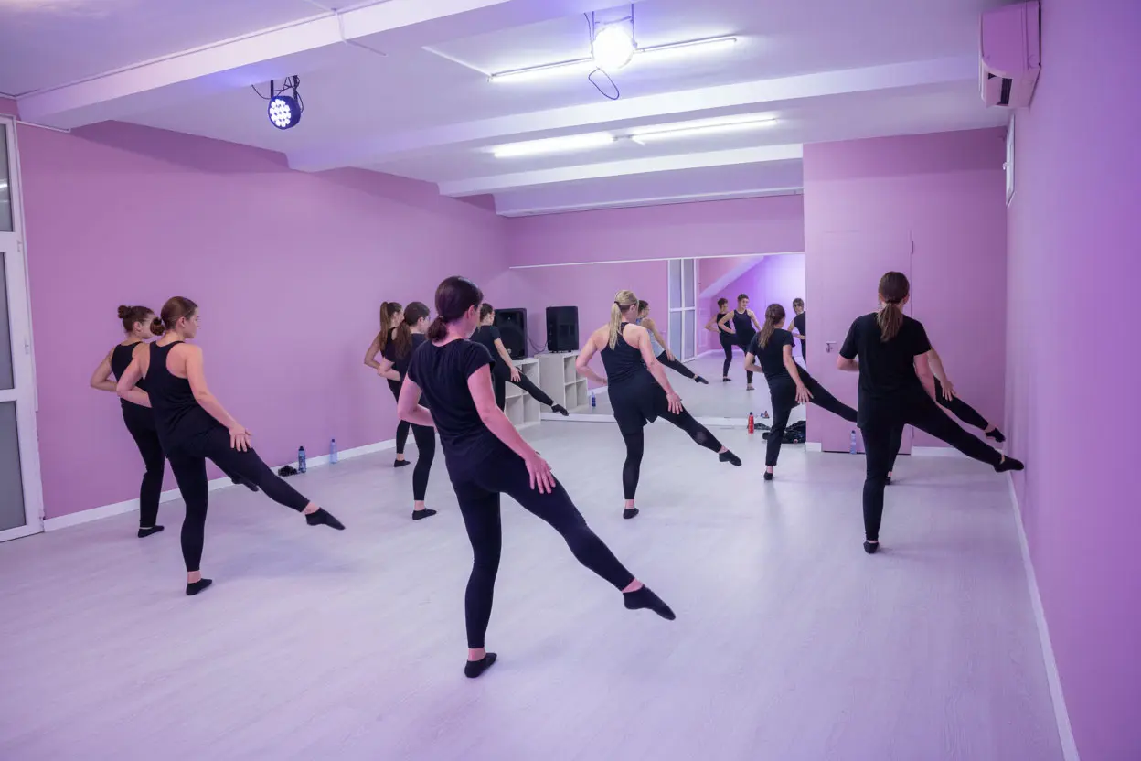 Clase de baile en la sala PINK