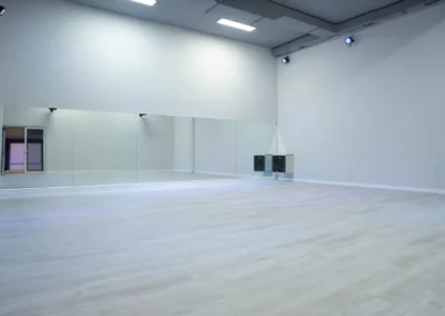 Sala White con luz blanca