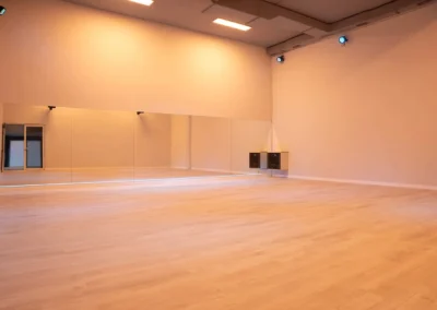 Sala White con luz cálida