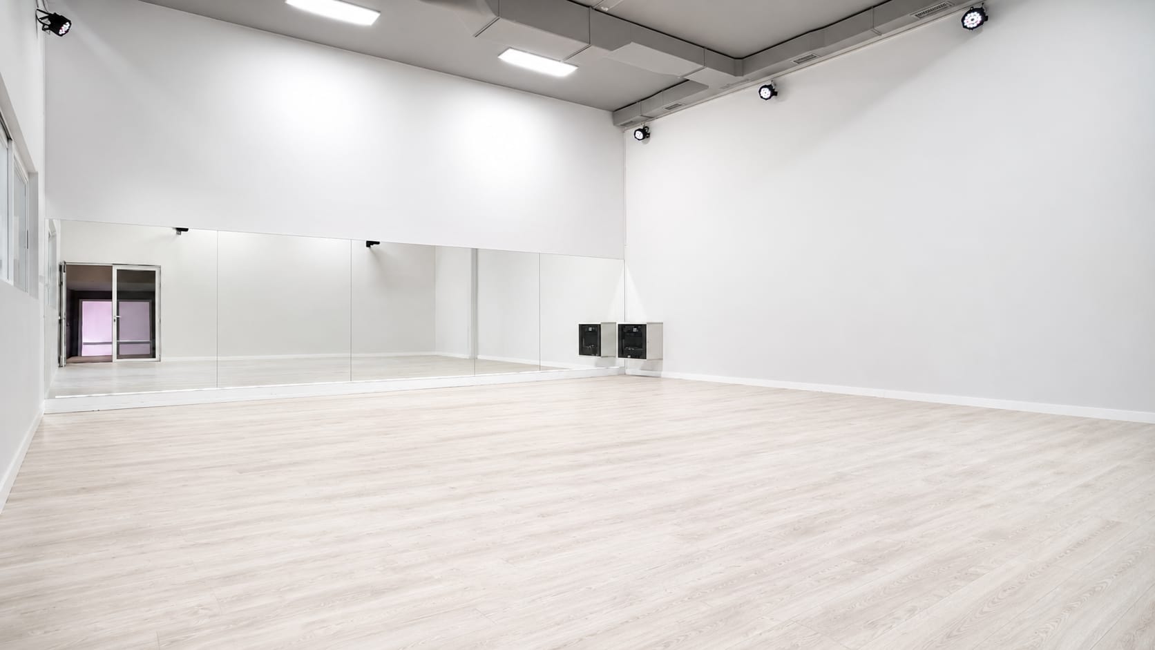 Clase de baile en la sala WHITE